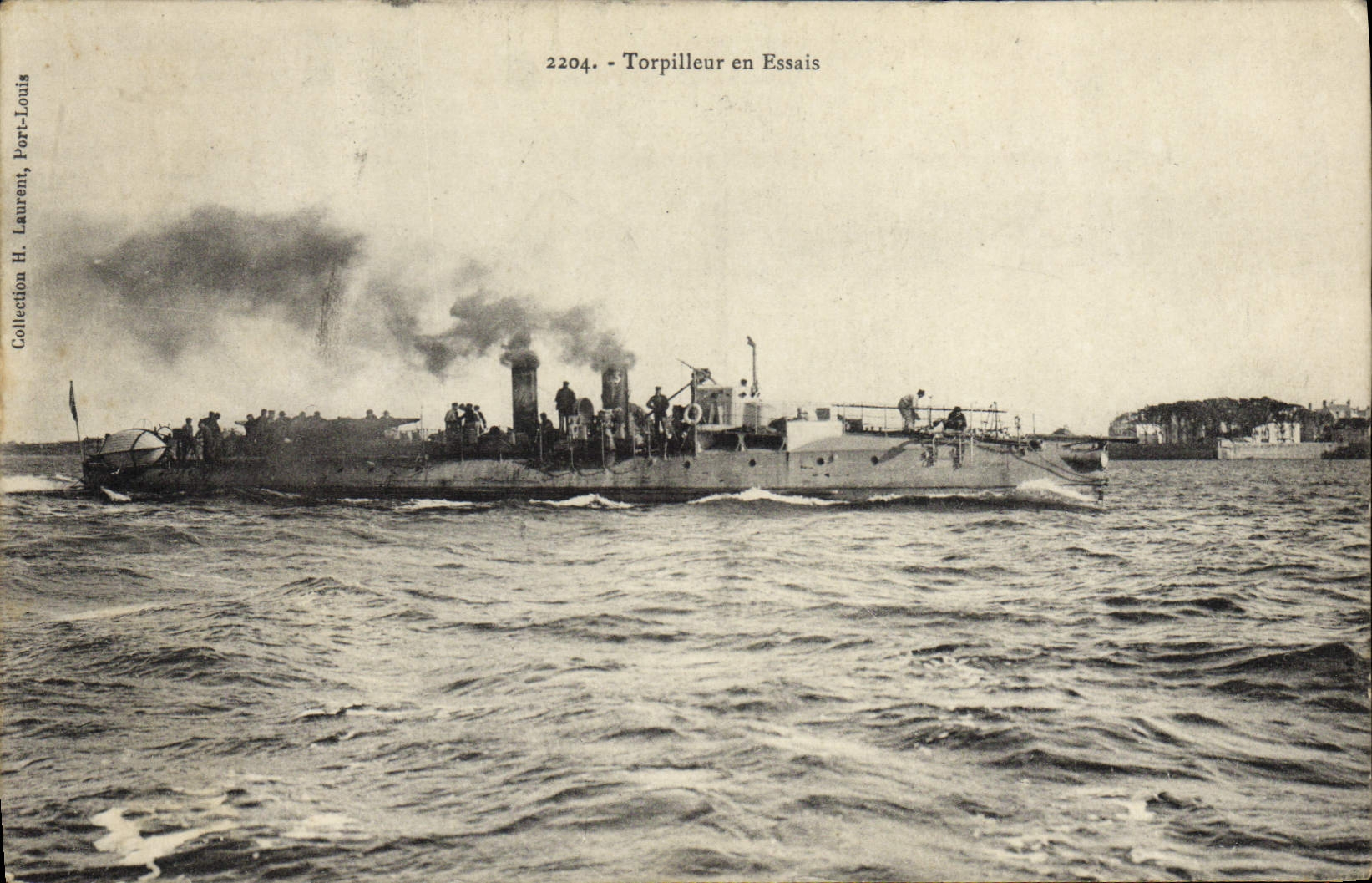 VINTAGE POSTCARD Boat War Destroyer under tests