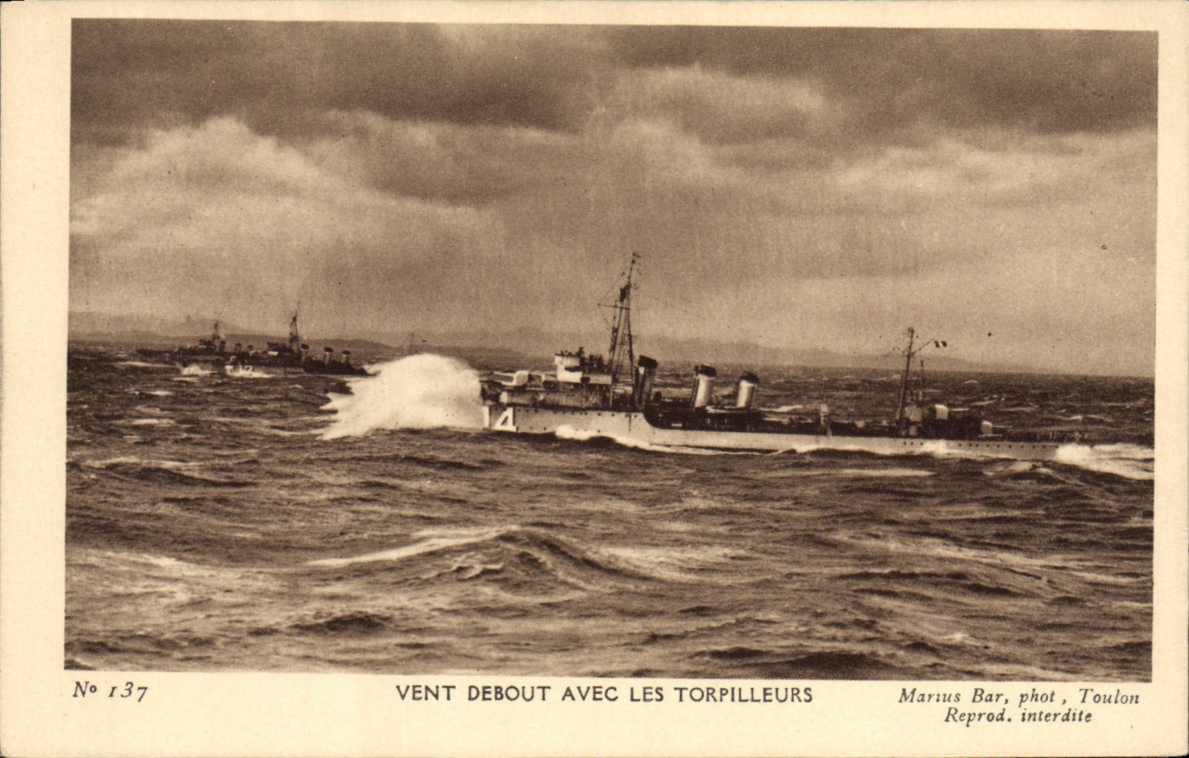 CPA Bateau Guerre Vent debout avec les tourelles