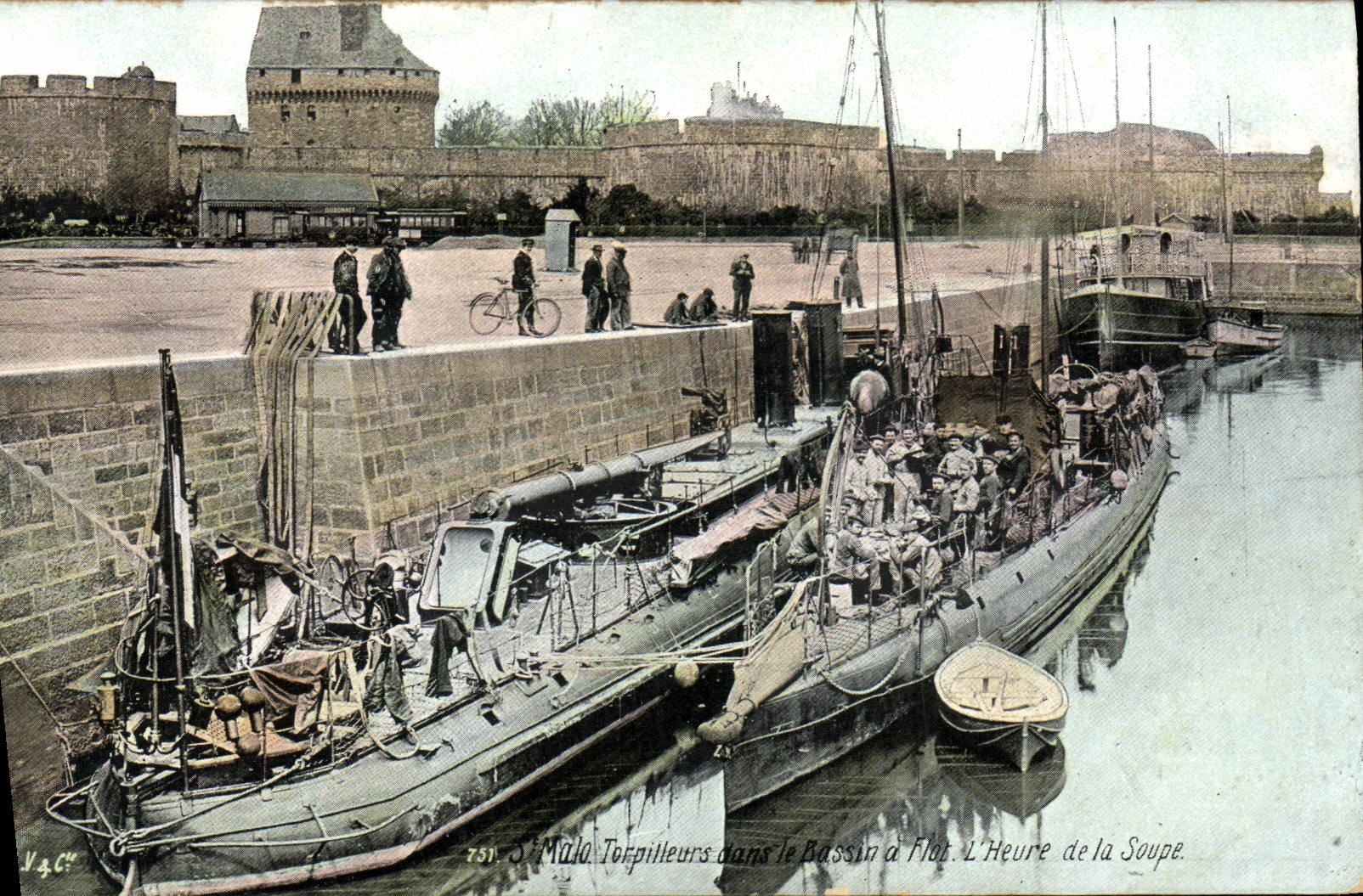 CPA Bateau Guerre St Malo Torpilleurs dans le bassin a flot L'heure de la soupe 