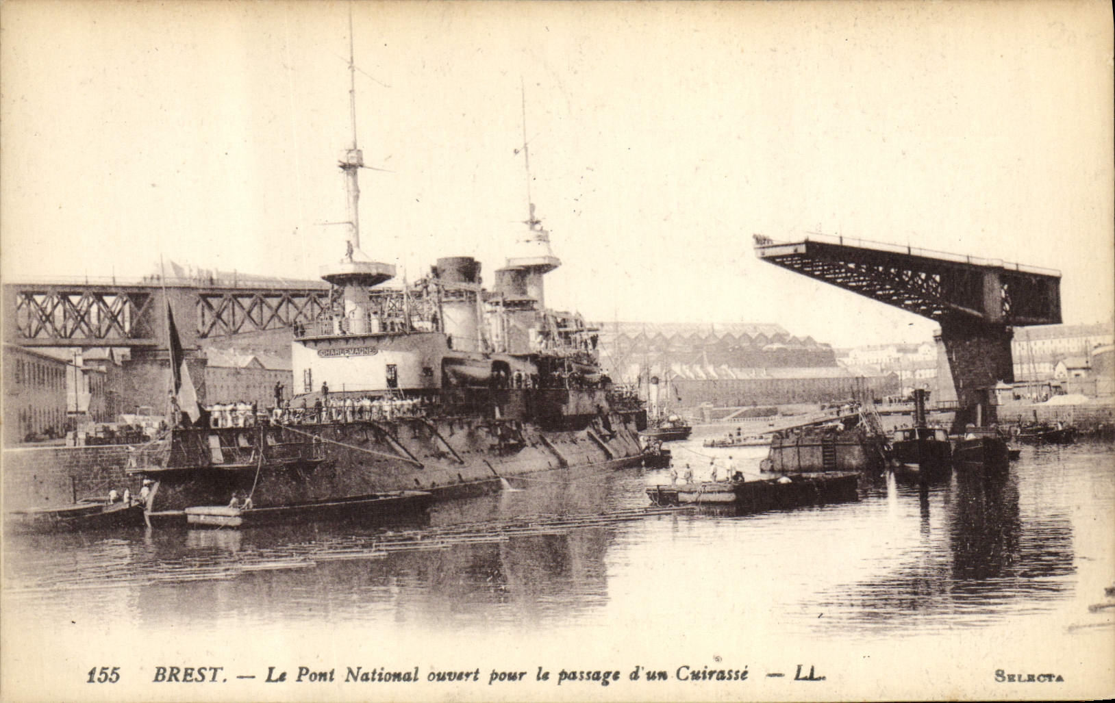CPA Bateau Guerre Brest Le pont national ouvert pour le passage d'un cuirasse
