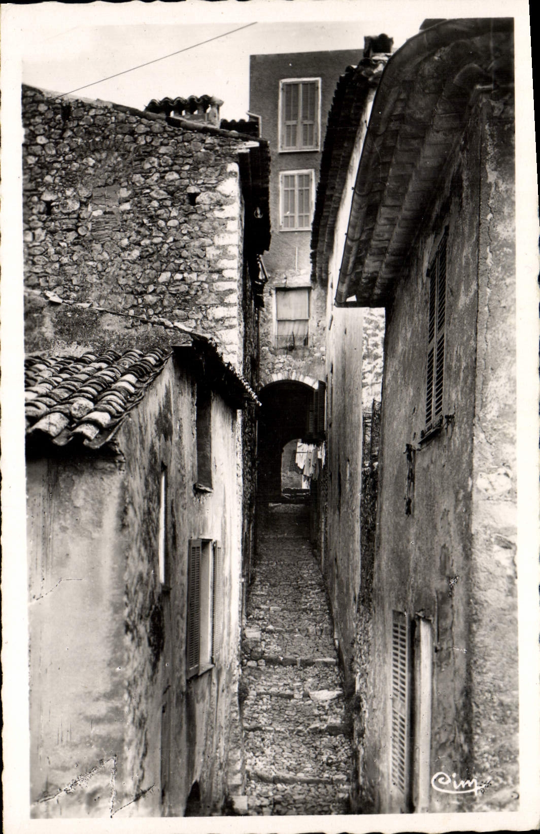 VINTAGE POSTCARD St Paul de Vence His Walls His Church its fountain Street of the Break-in Neck