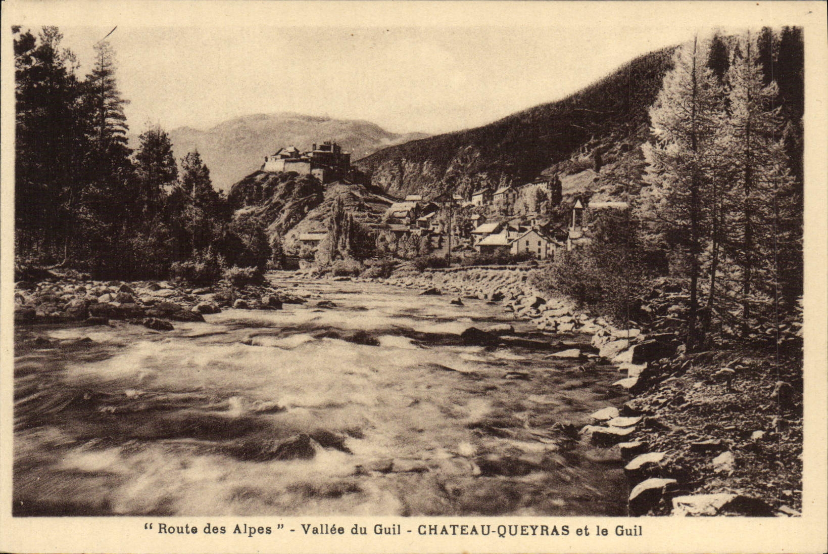 CPA Vallee du Guil Chateau Queyras et le Guil