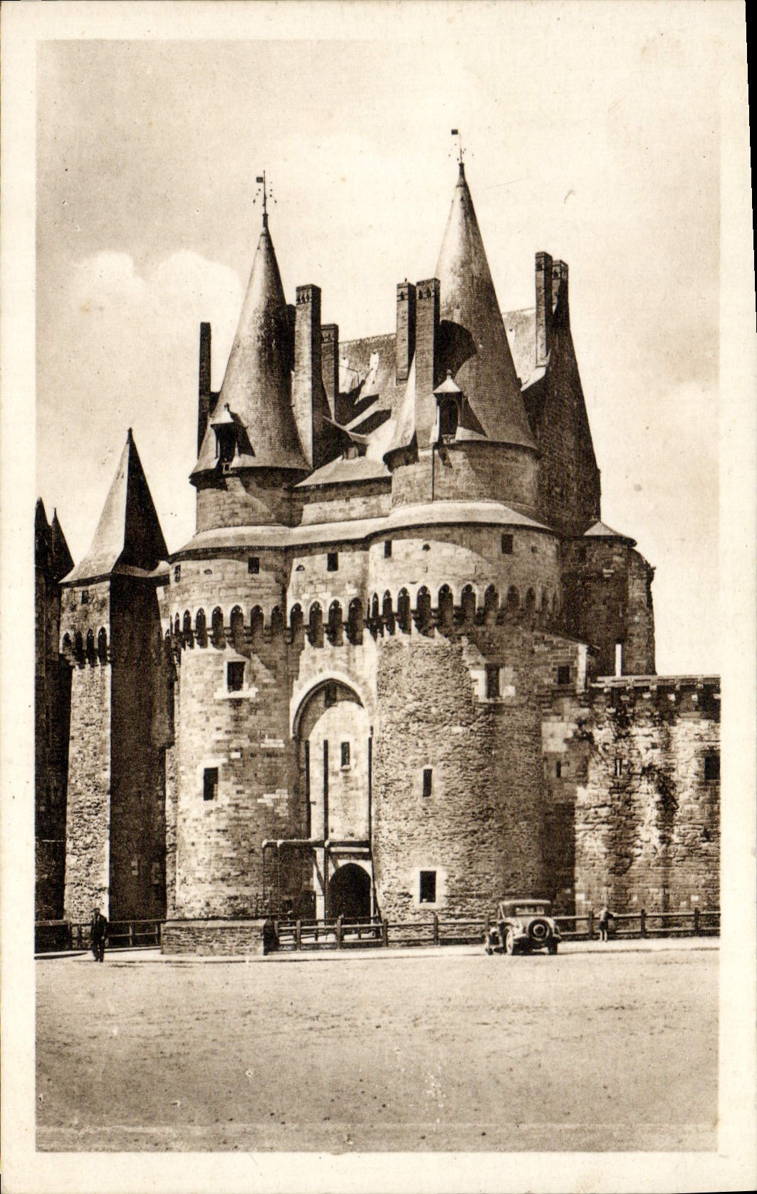 VINTAGE POSTCARD Pane Chatelet