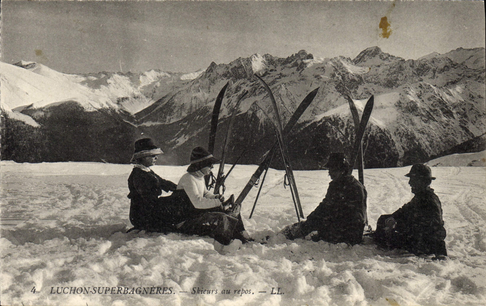 CPA Sports d'hiver Ski Luchon Superbagneres Skieurs au repos