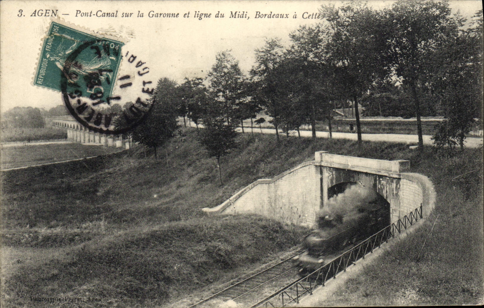 El canal del puente de Agen del motor del tren de la POSTAL de la VENDIMIA en el Garona y la línea del sur de Burdeos tiene esto