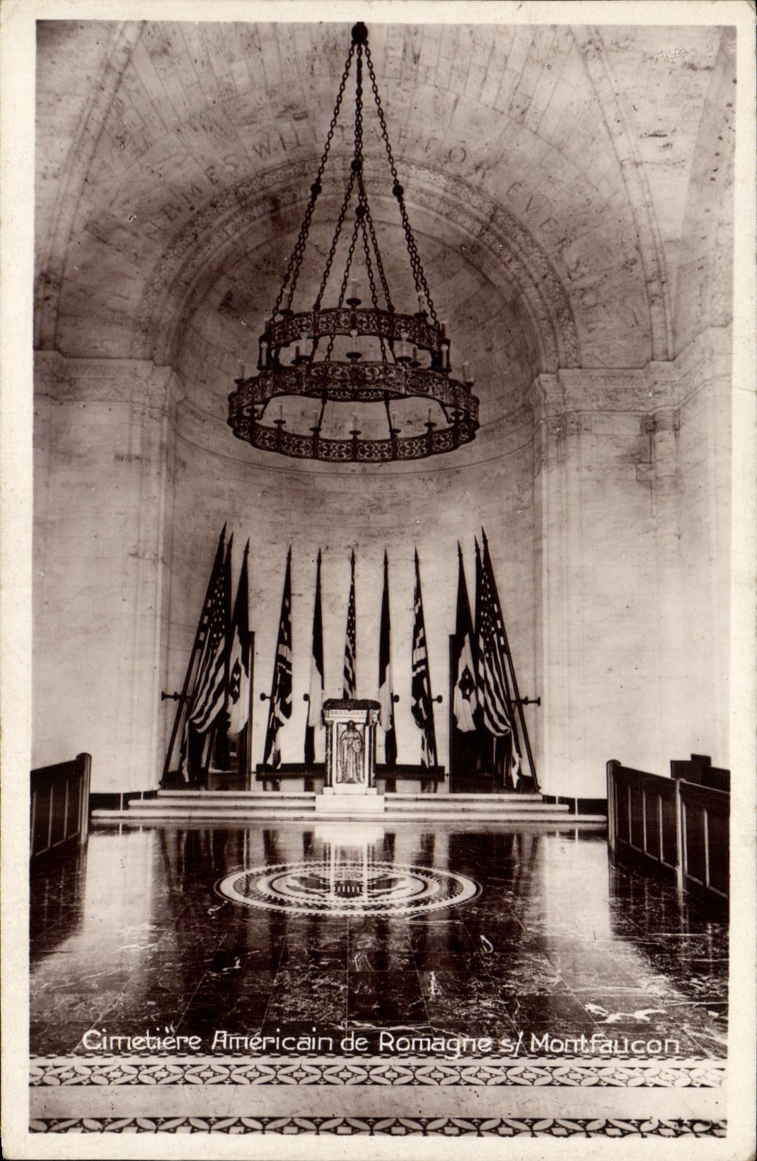 CPA Militaria Cimetiere americain de Romagne sous Montfaucon Interieur de la chapelle