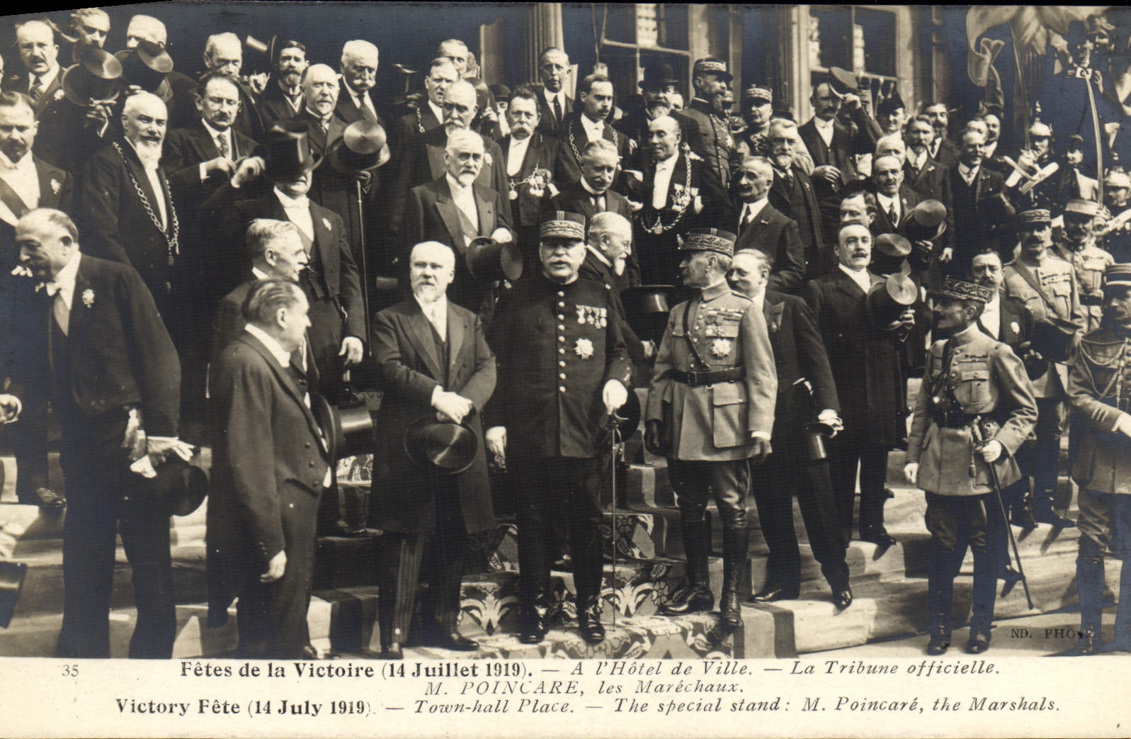 CPA Militaria Fetes de la victoire 14 juillet 1919 A l'hotel de ville la tribune officielle Poincare 
