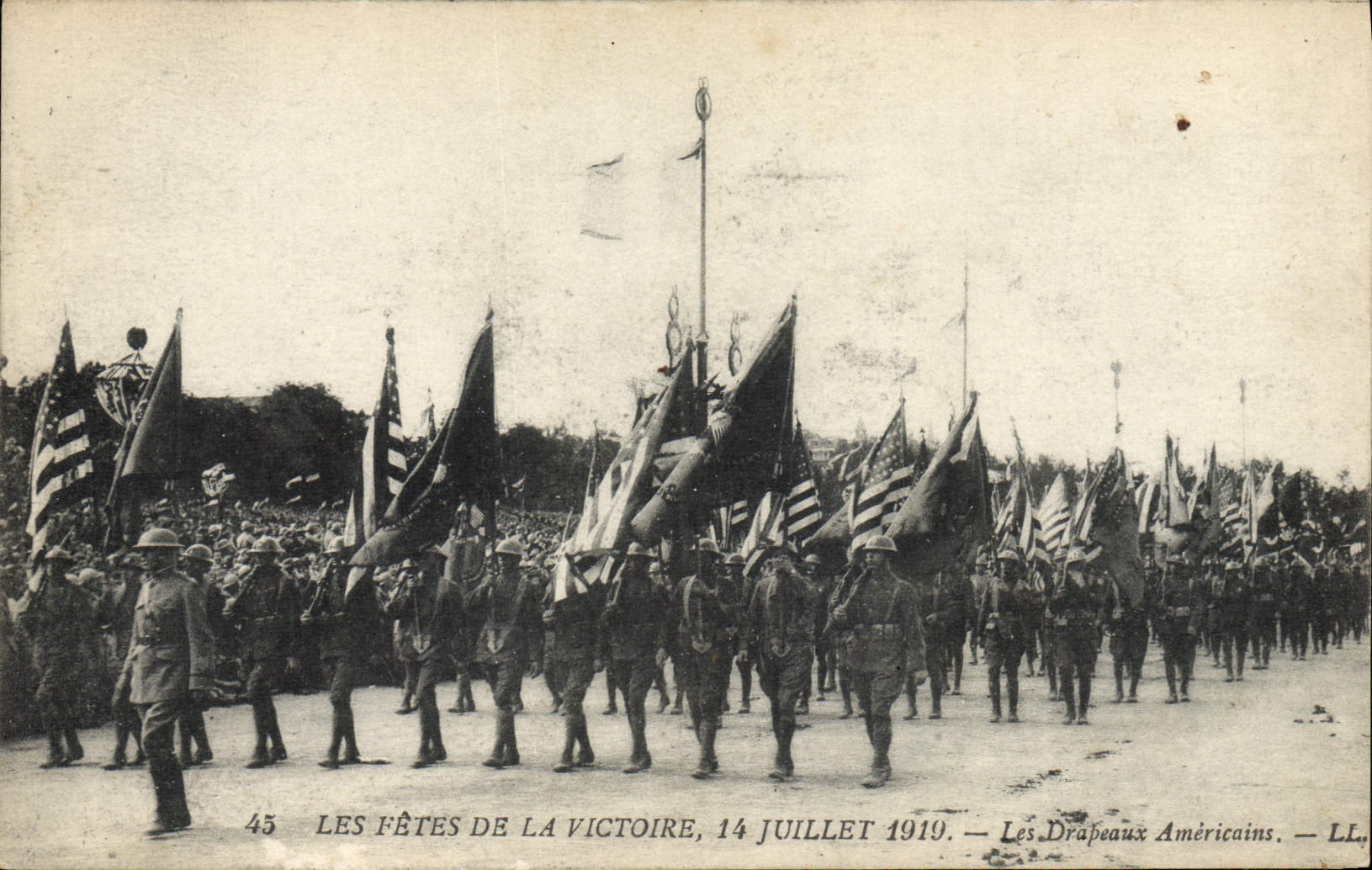 CPA Militaria Fetes de la victoire 14 juillet 1919 Les drapeaux americains