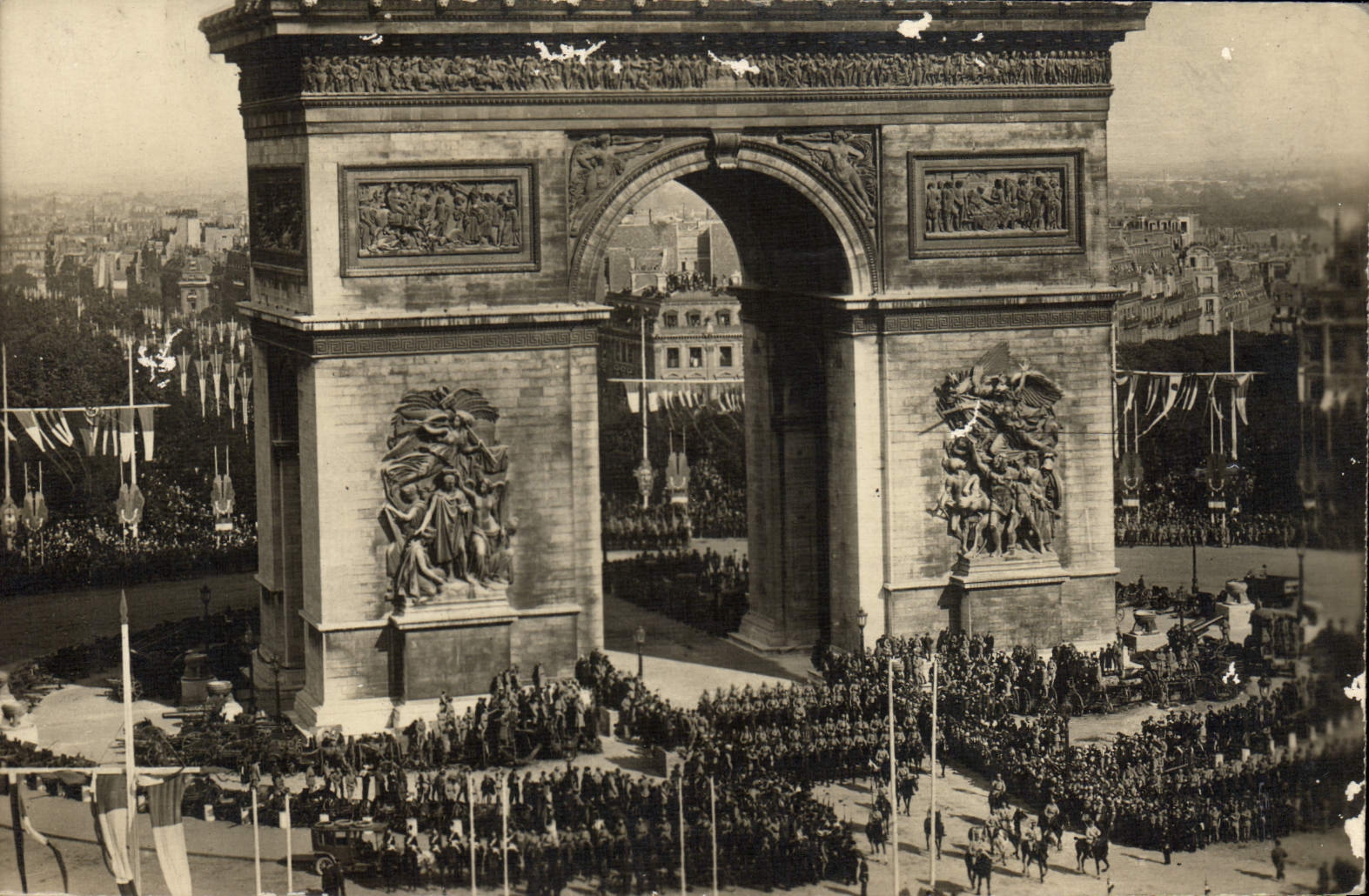 CPA Militaria Fetes de la victoire 14 juillet 1919 Paris Arc de Triomphe