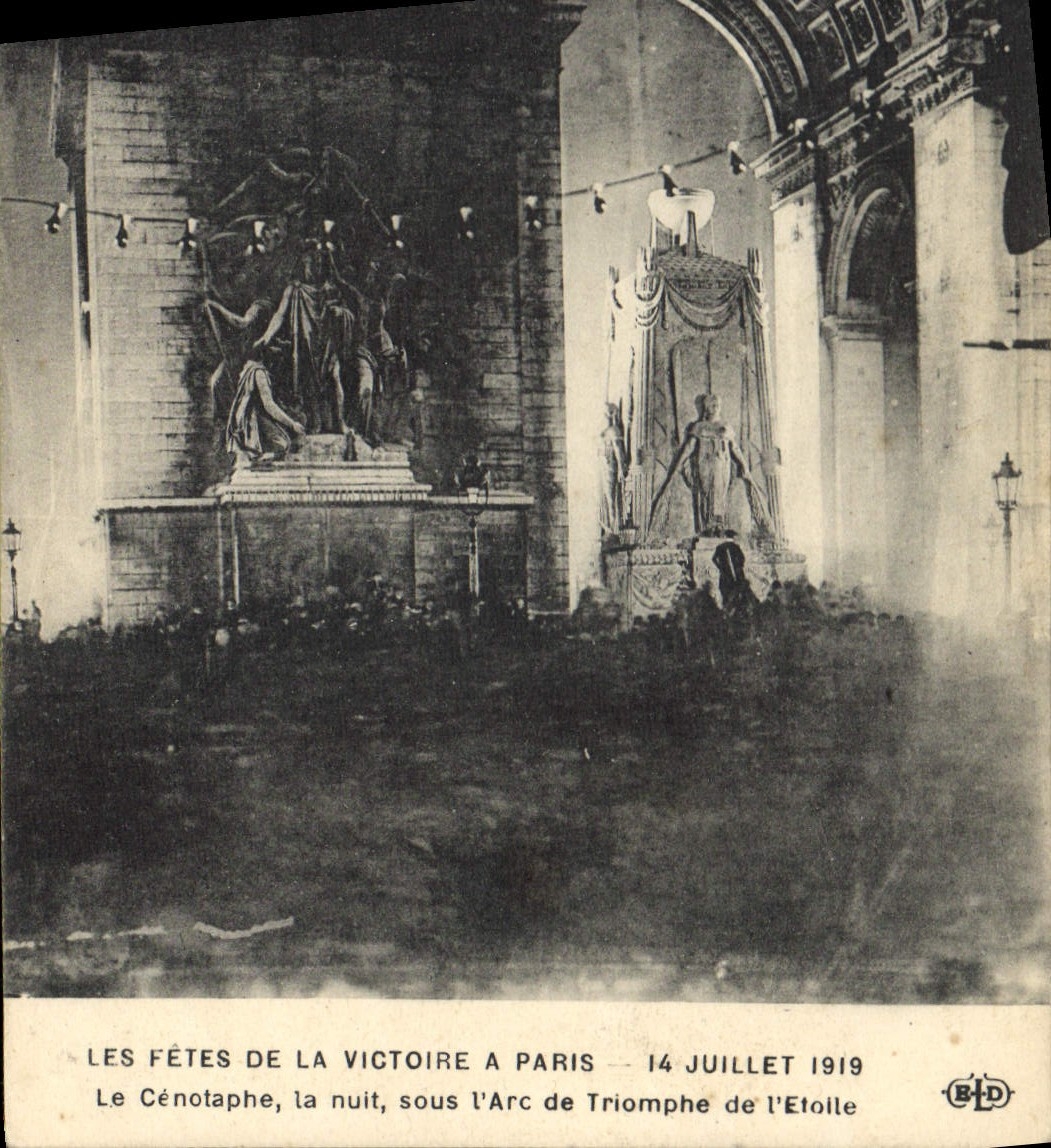 CPA Militaria Fetes de la victoire 14 juillet 1919 Le cenotaphe la nuit sous l'Arc de Triomphe 