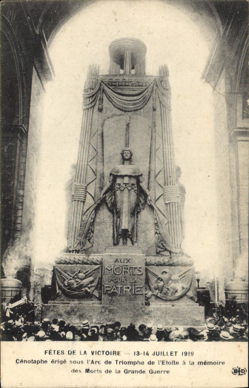 CPA Militaria Fetes de la victoire 14 juillet 1919 Cenotaphe erige sous l'arc de Triomphe de l'etoile a la memoire 
