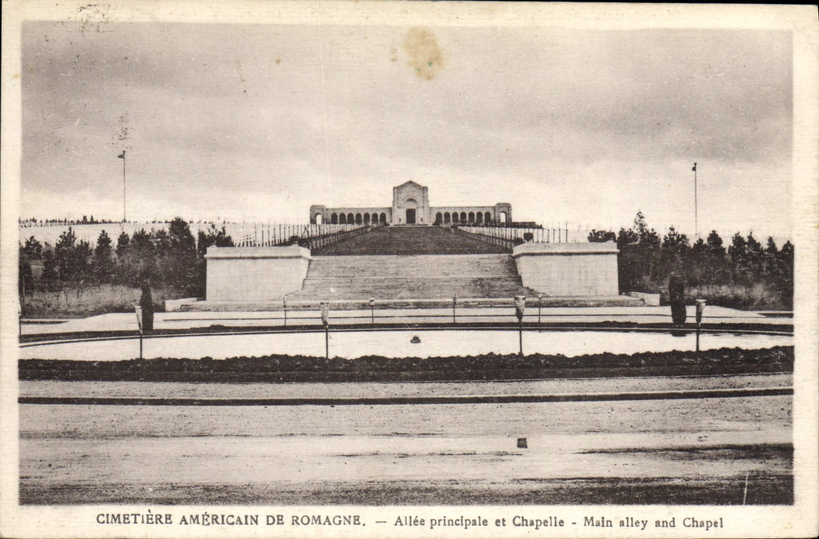 CPA Militaria Cimetiere americain de Romagne Allee principale et chapelle