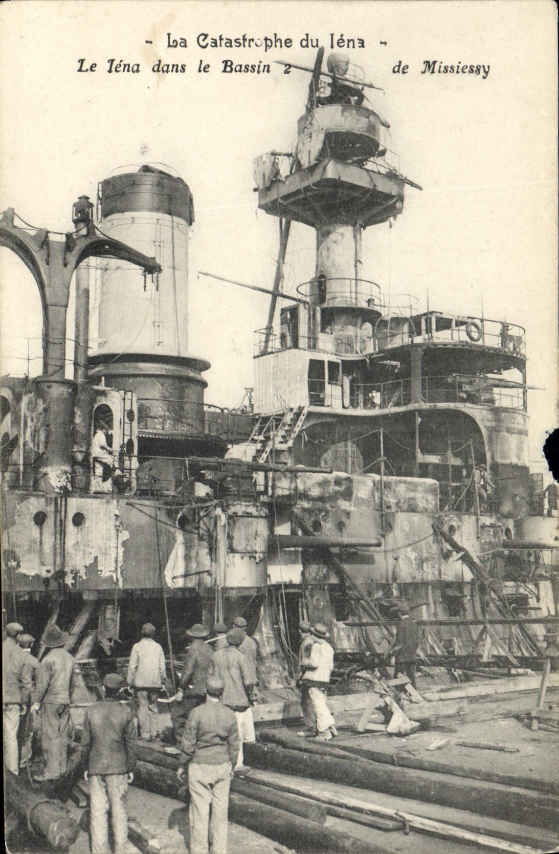 CPA Bateau Guerre Catastrophe du Iena Le Iena dans le bassin de Missiessy