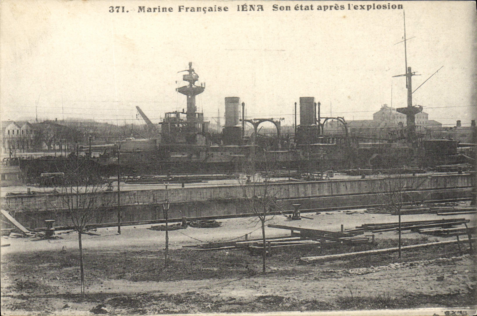 CPA Bateau Guerre Iena Son etat apres l'explosion