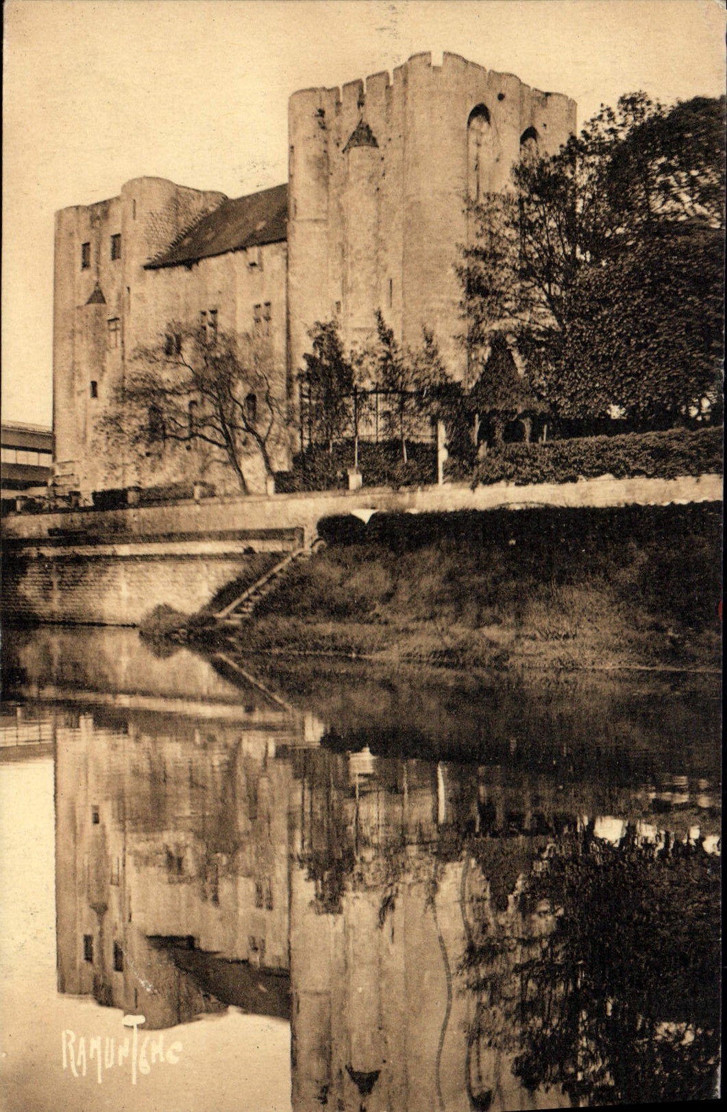 VINTAGE POSTCARD Keep of the old castle of Niort
