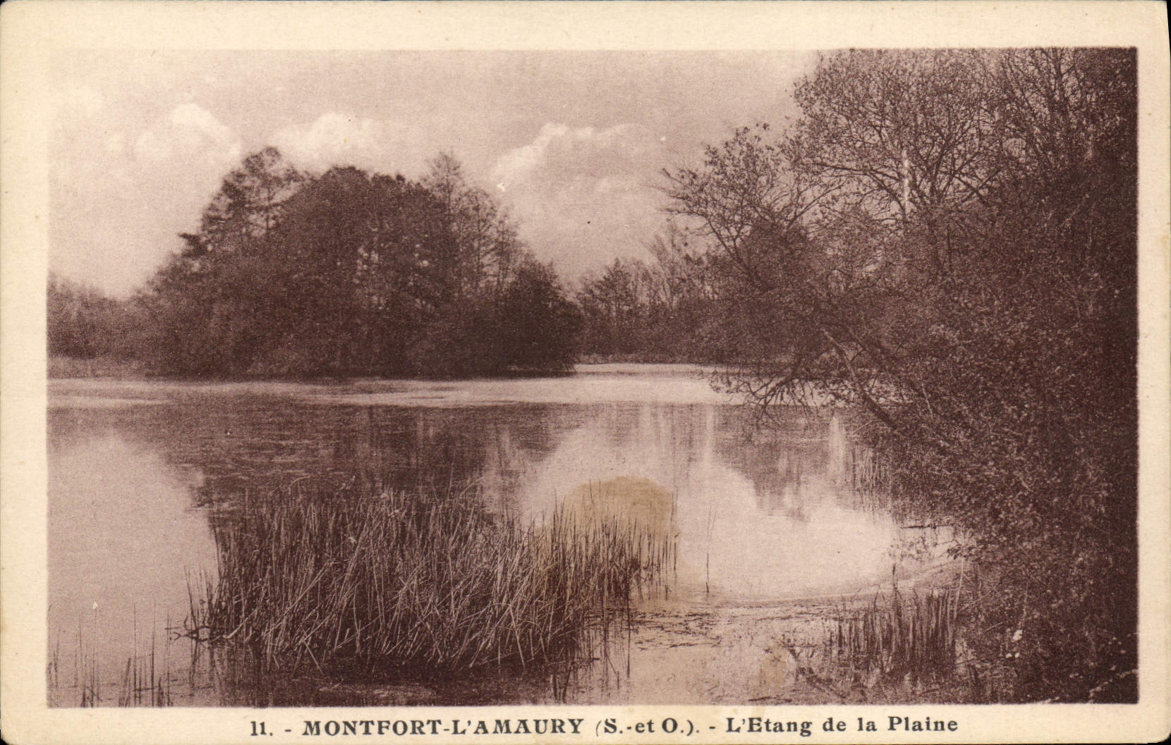 VINTAGE POSTCARD Montfort Amaury the Pond of the Plain