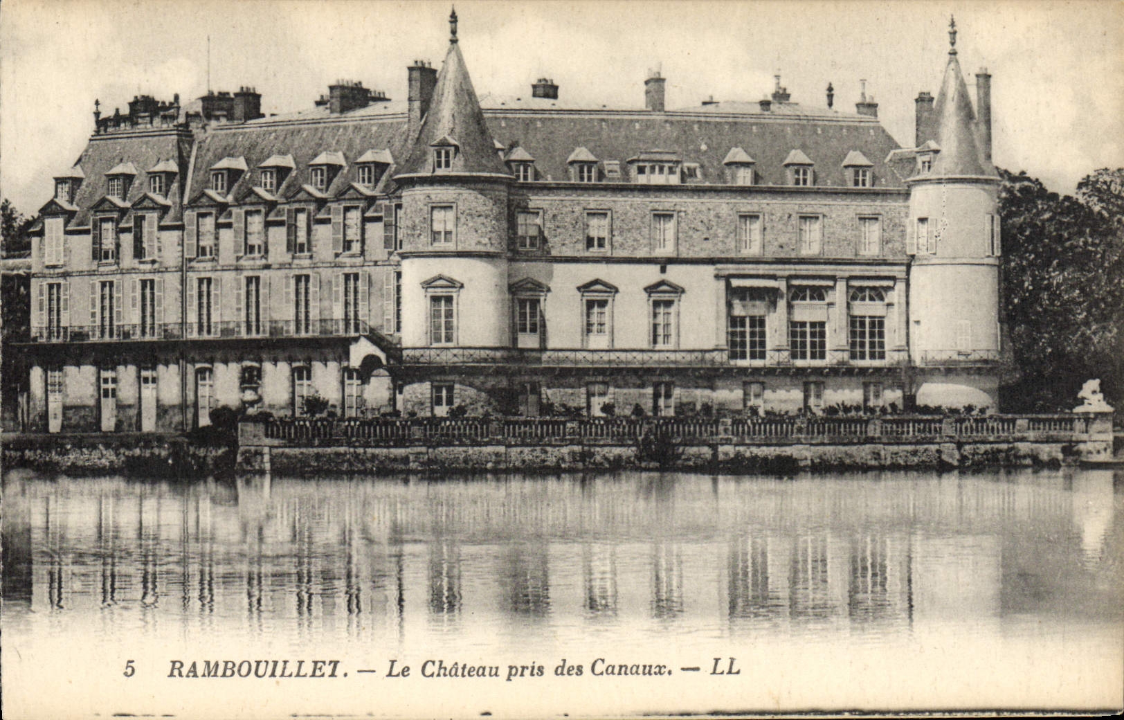CPA Rambouillet Le Chateau Pris des canaux