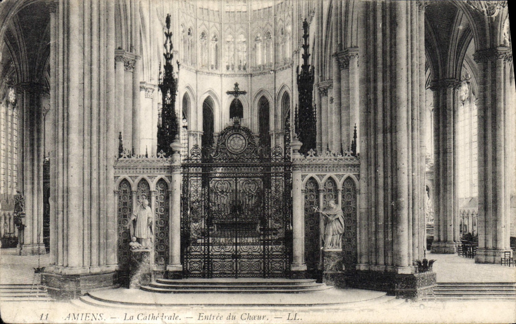 VINTAGE POSTCARD Amiens the Entered Cathedral of the Chorus