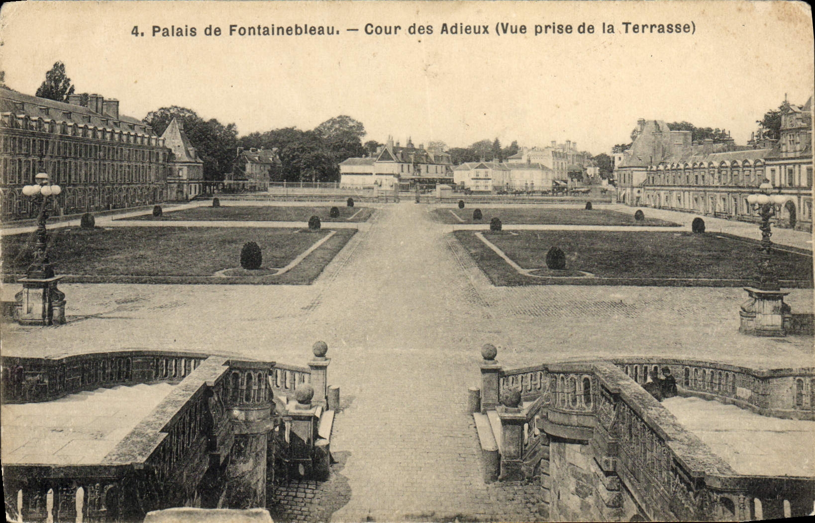 VINTAGE POSTCARD Palate of Fontainebleau Court of the Good-byes Seen from of the terrace
