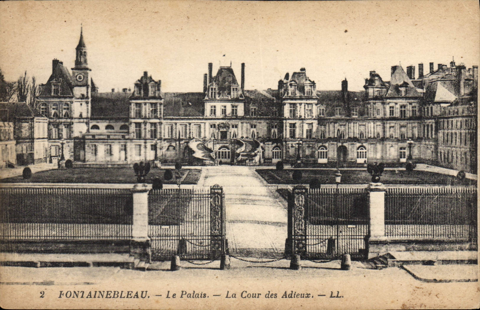 CPA Palais de Fontainebleau Le Palais La Cour des Adieux