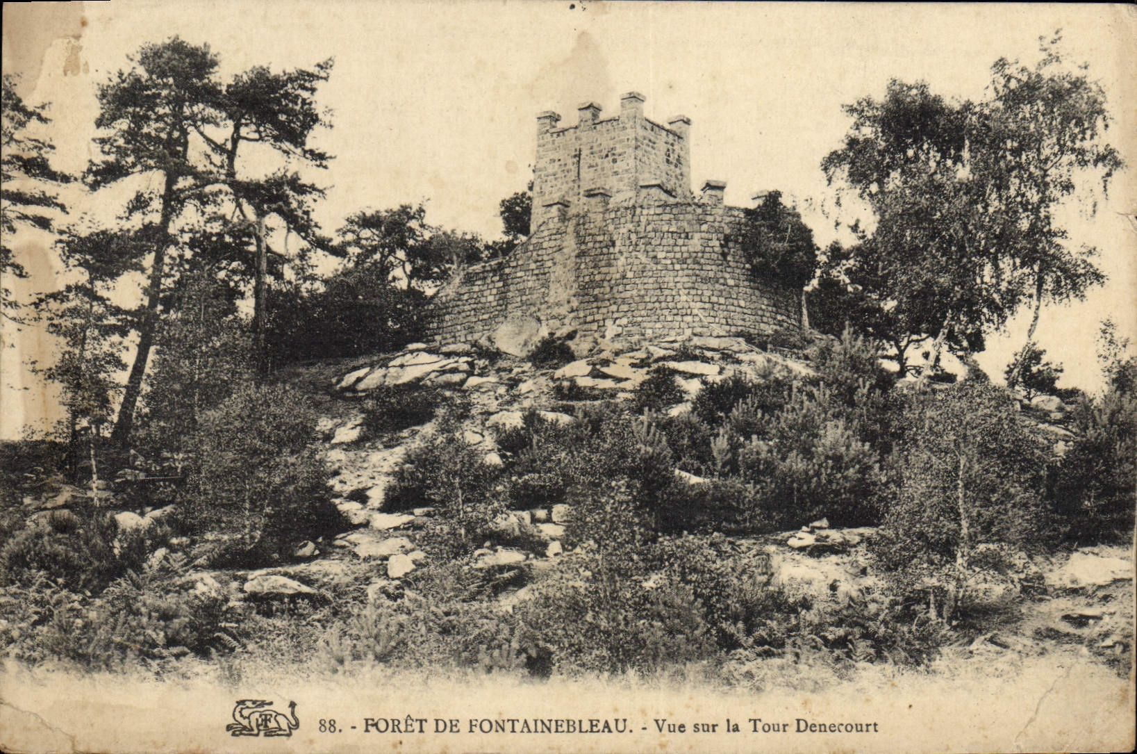 CPA Palais de Fontainebleau Vue Sur la Tour Denecourt