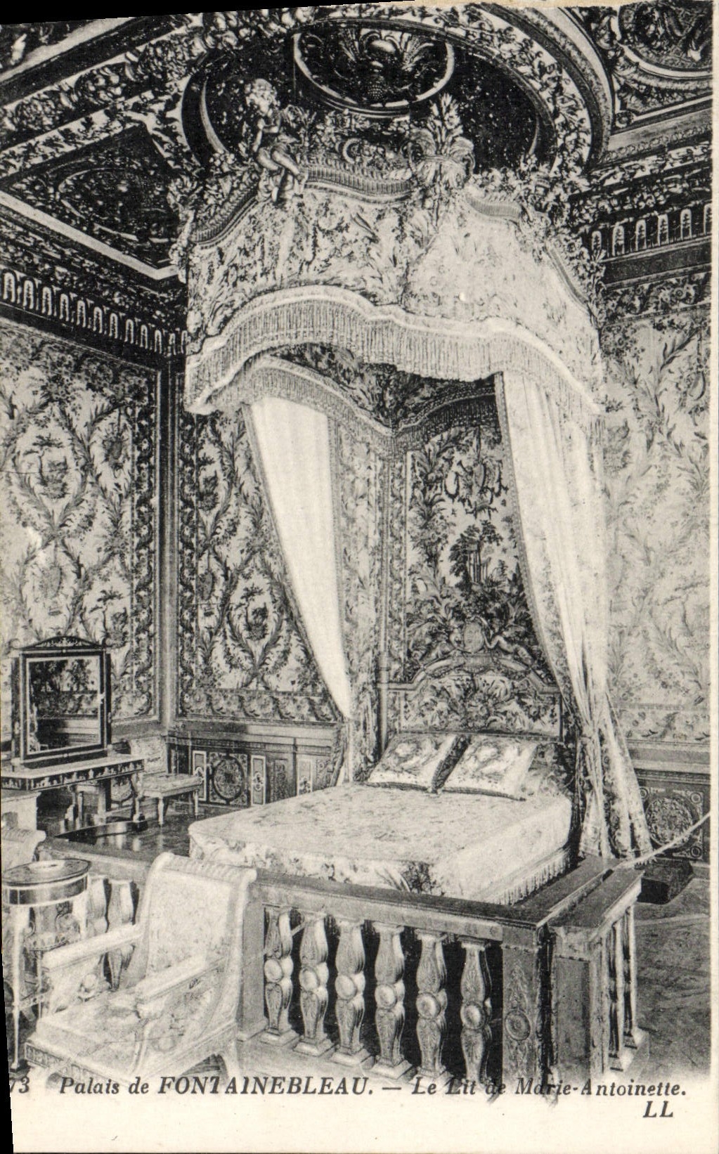 CPA Palais de Fontainebleau Le lit de Marie Antoinette