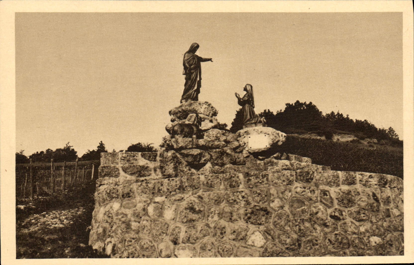 CPA Notre Dame Du Laus Monument du Pindreau