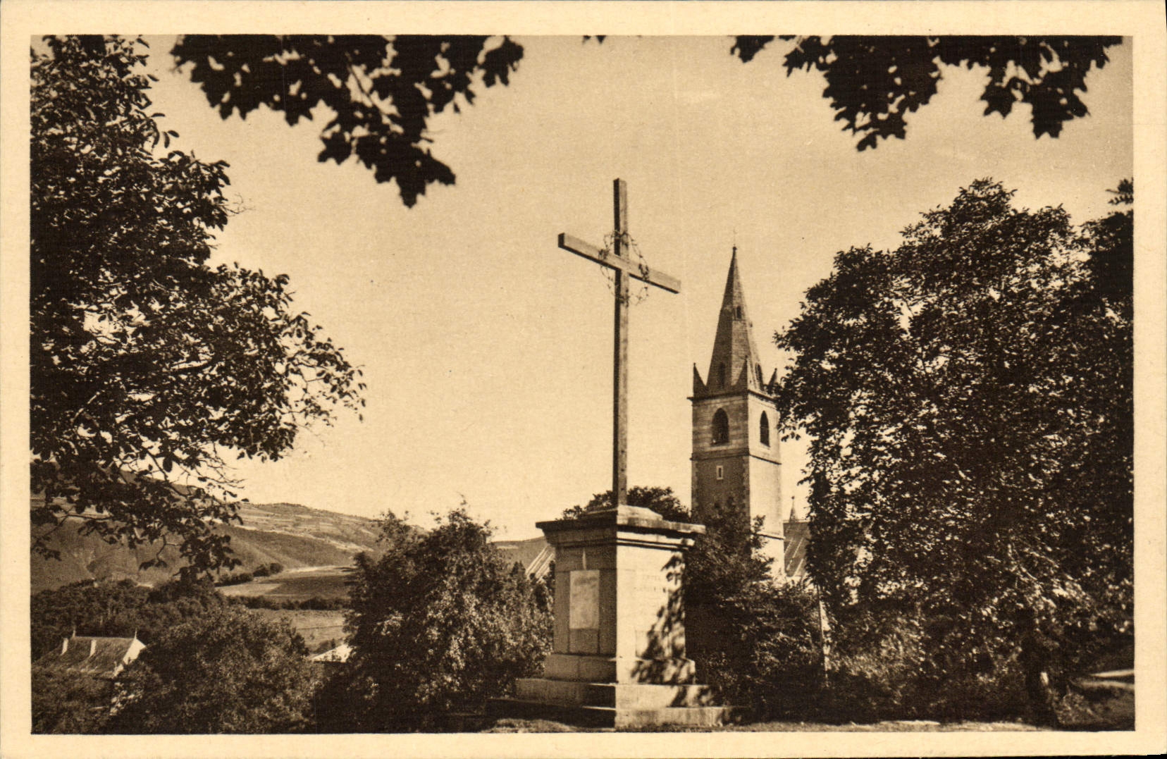 CPA Notre Dame Du Laus Croix de Jerusalem et clocher de la basilique