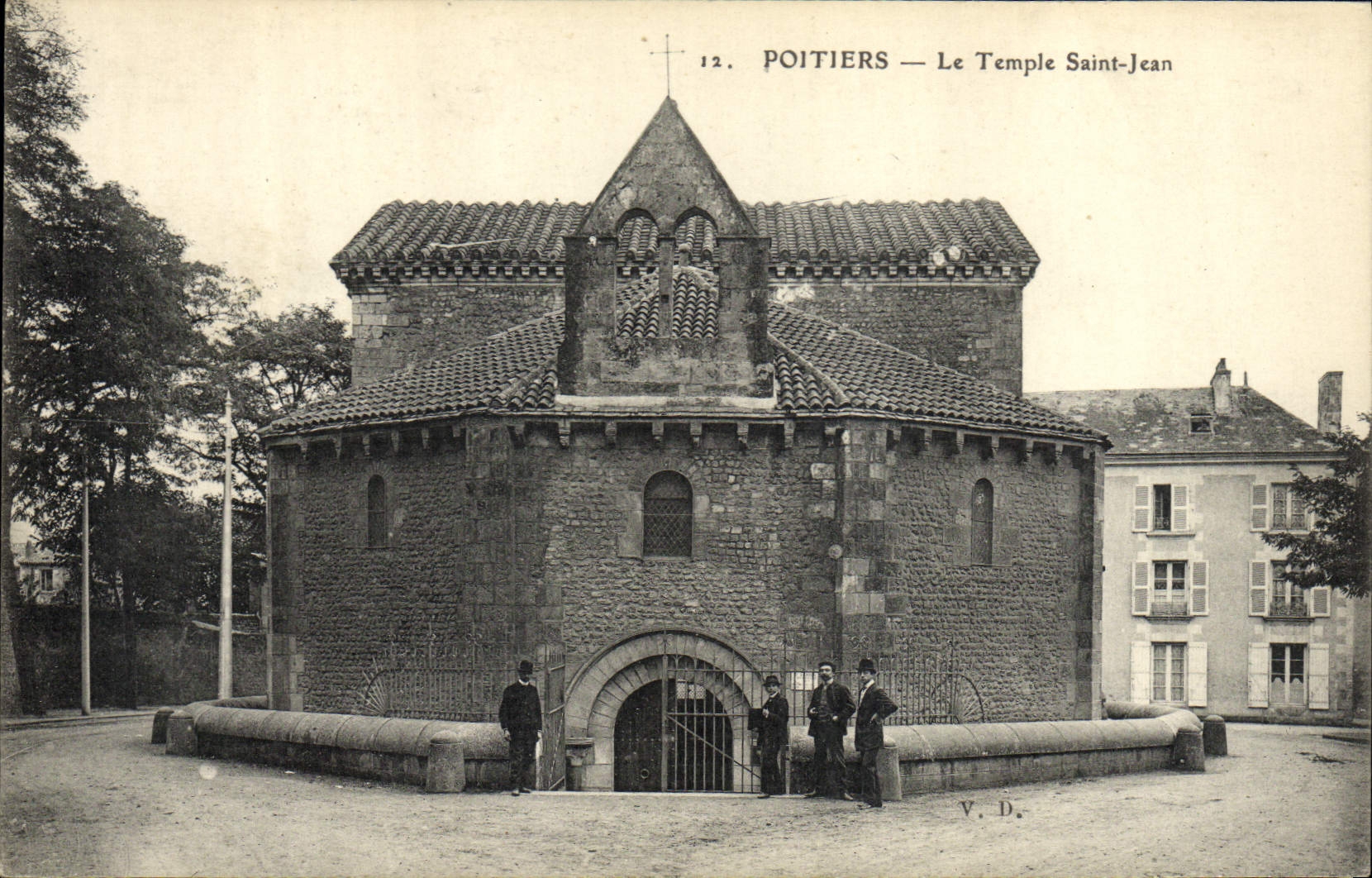 Templo santo Jean de Poitiers de la POSTAL de la VENDIMIA