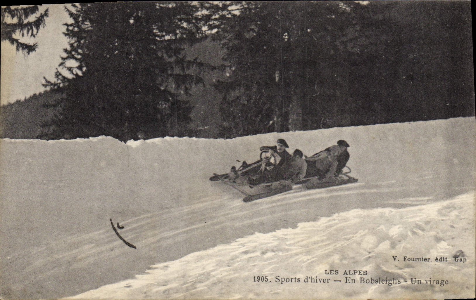 VINTAGE POSTCARD Winter sports Ski In Bobsleighs a turn