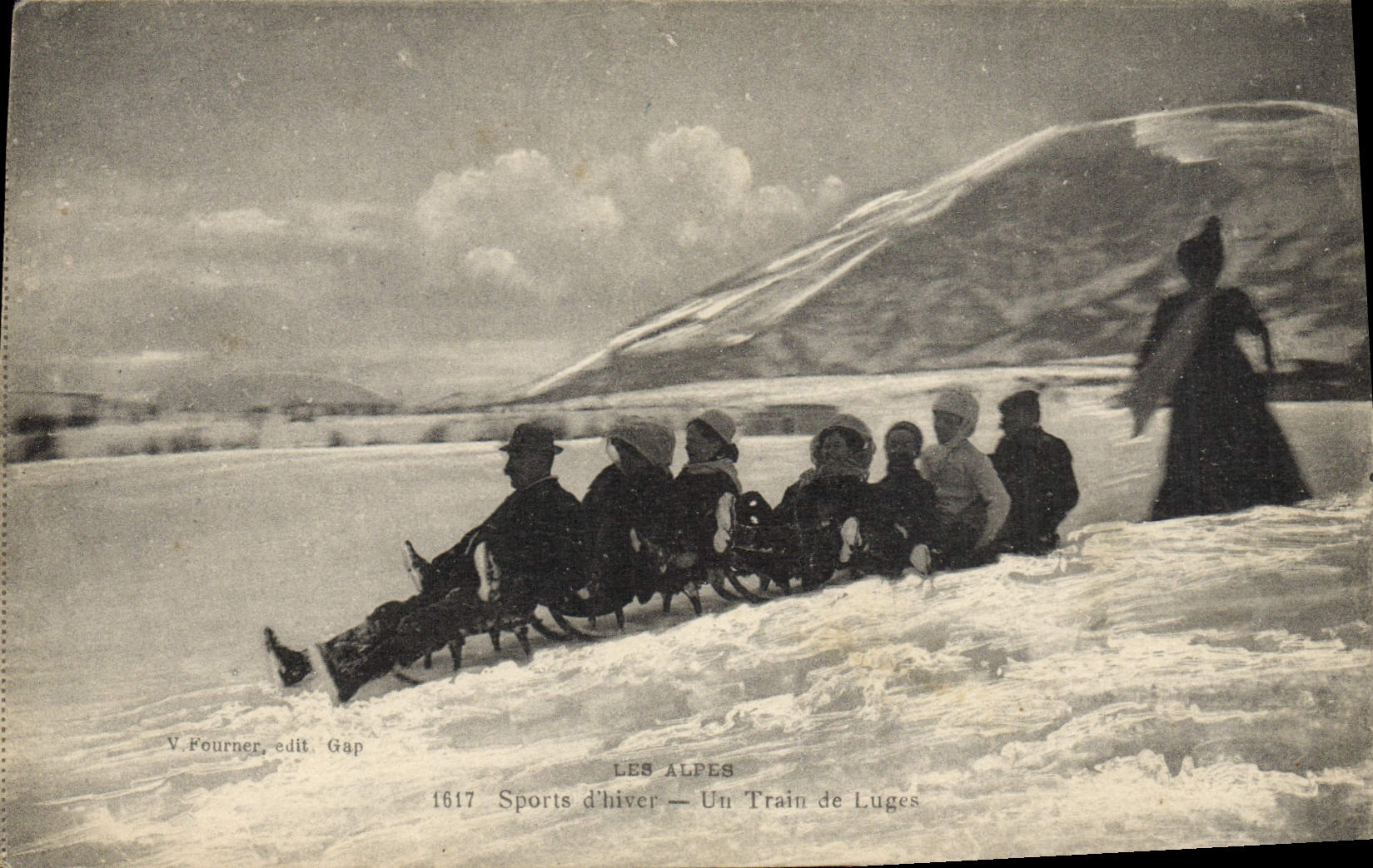 VINTAGE POSTCARD Winter sports Ski a train of toboggans