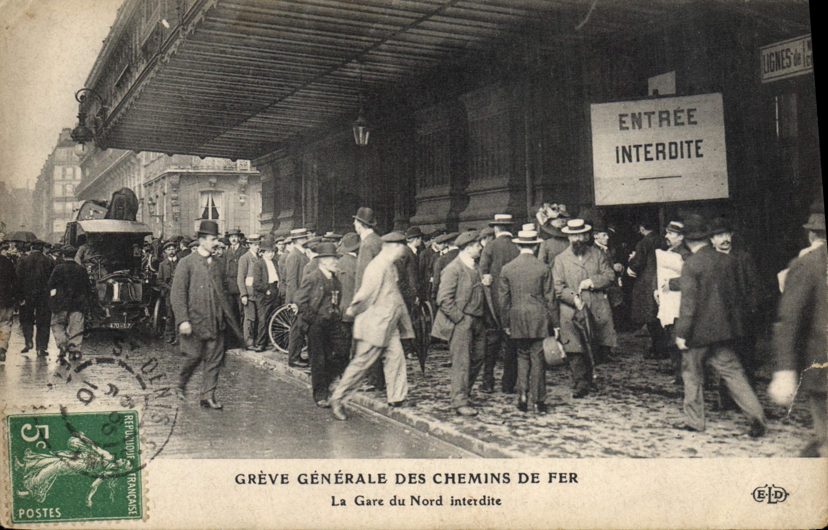 CPA Train Greve generale des chemins defer La gare du Nord interdite
