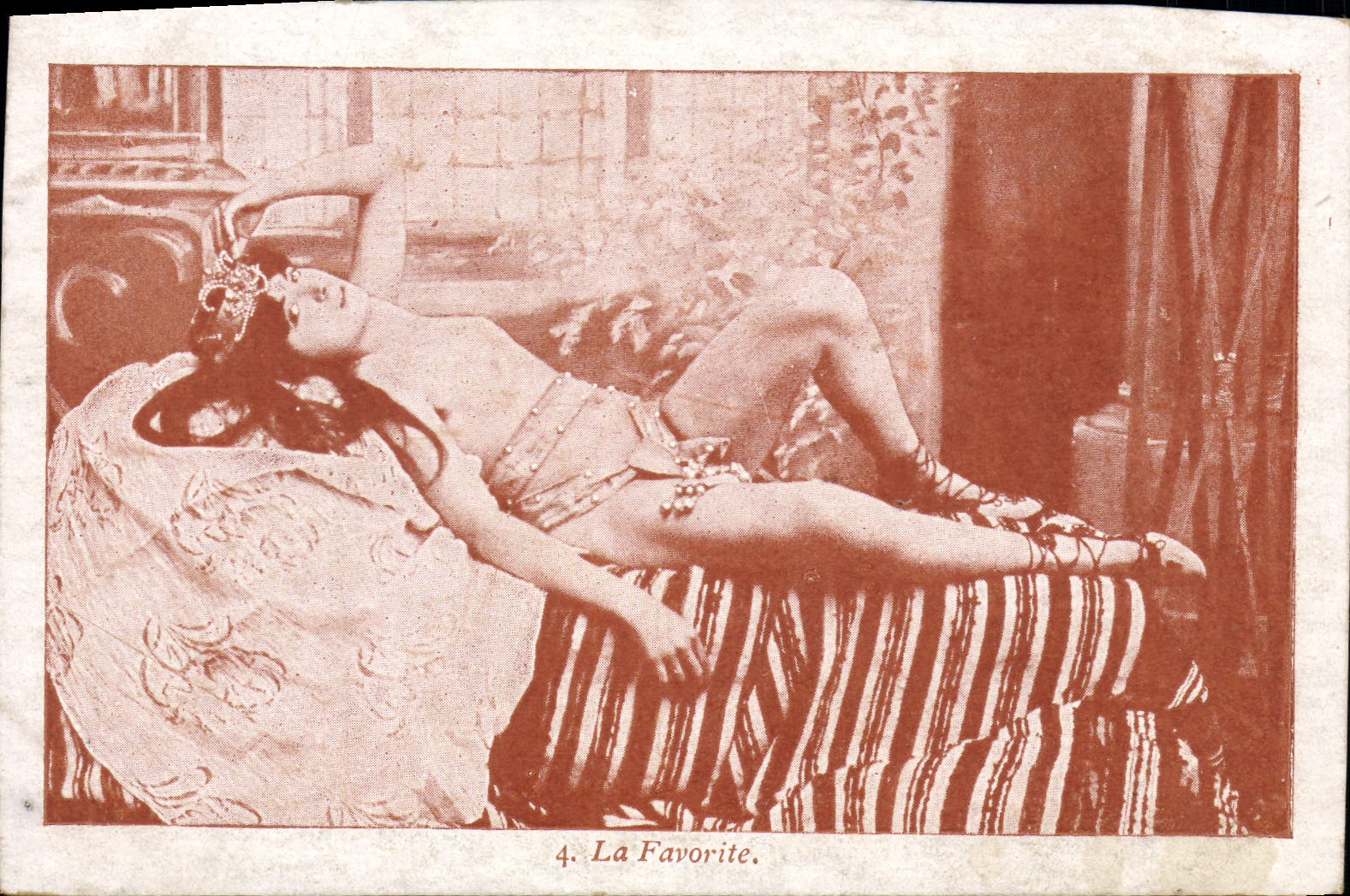 CPA Nu erotique Femme La favorite 