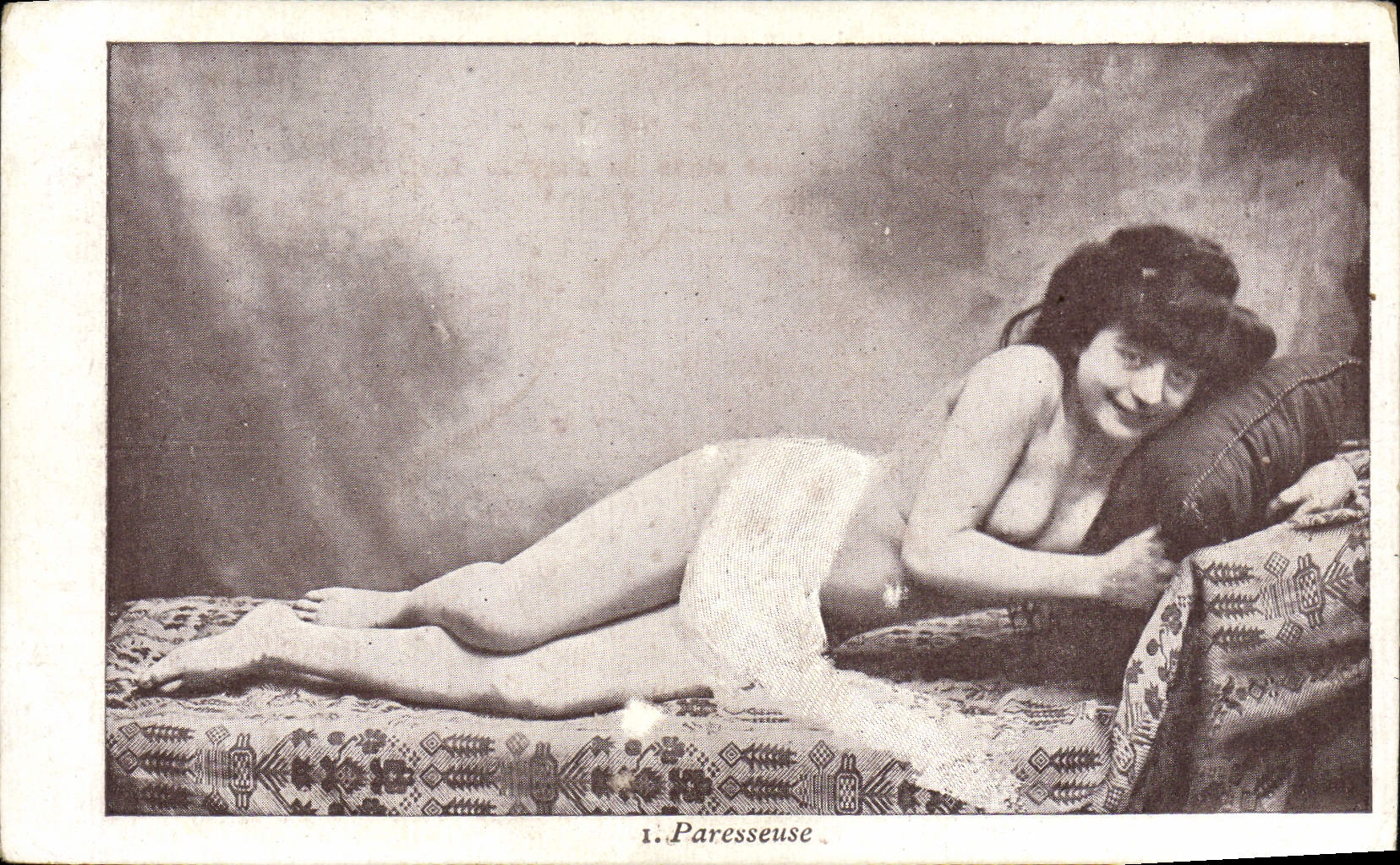 CPA Nu erotique Femme Paresseuse