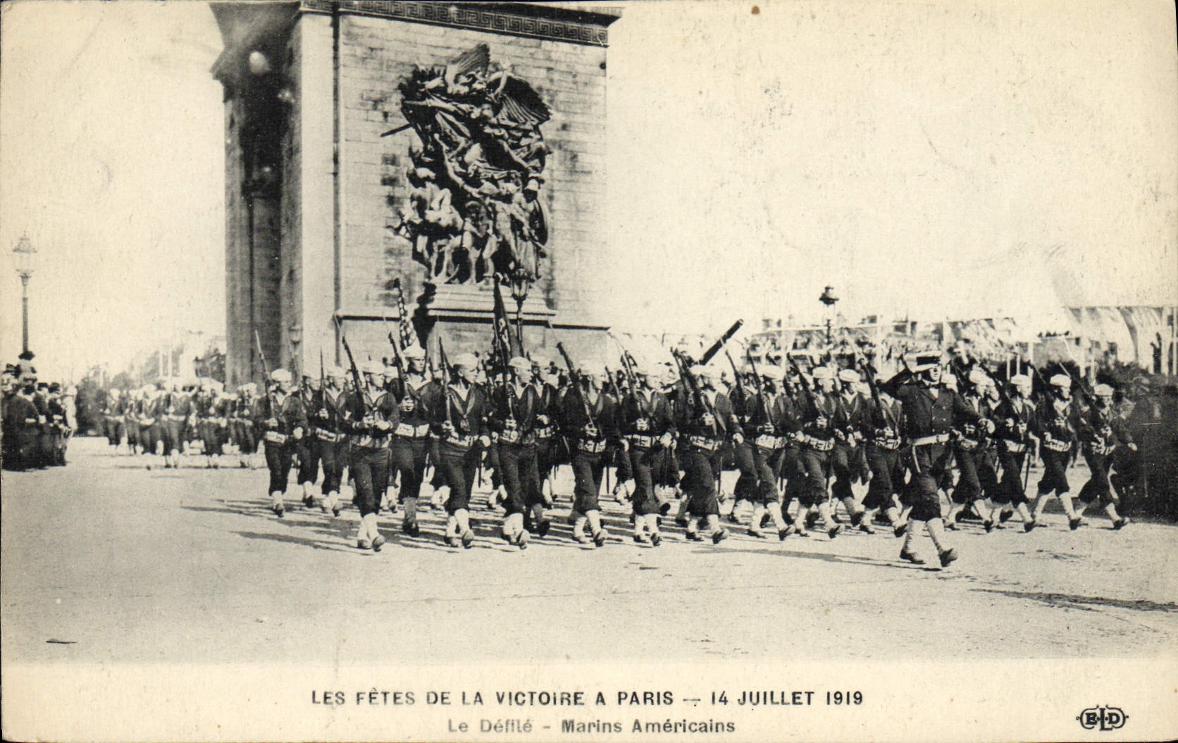CPA Militaria Fetes de la Victoire 14 juillet 1919 Le defile Marins americains