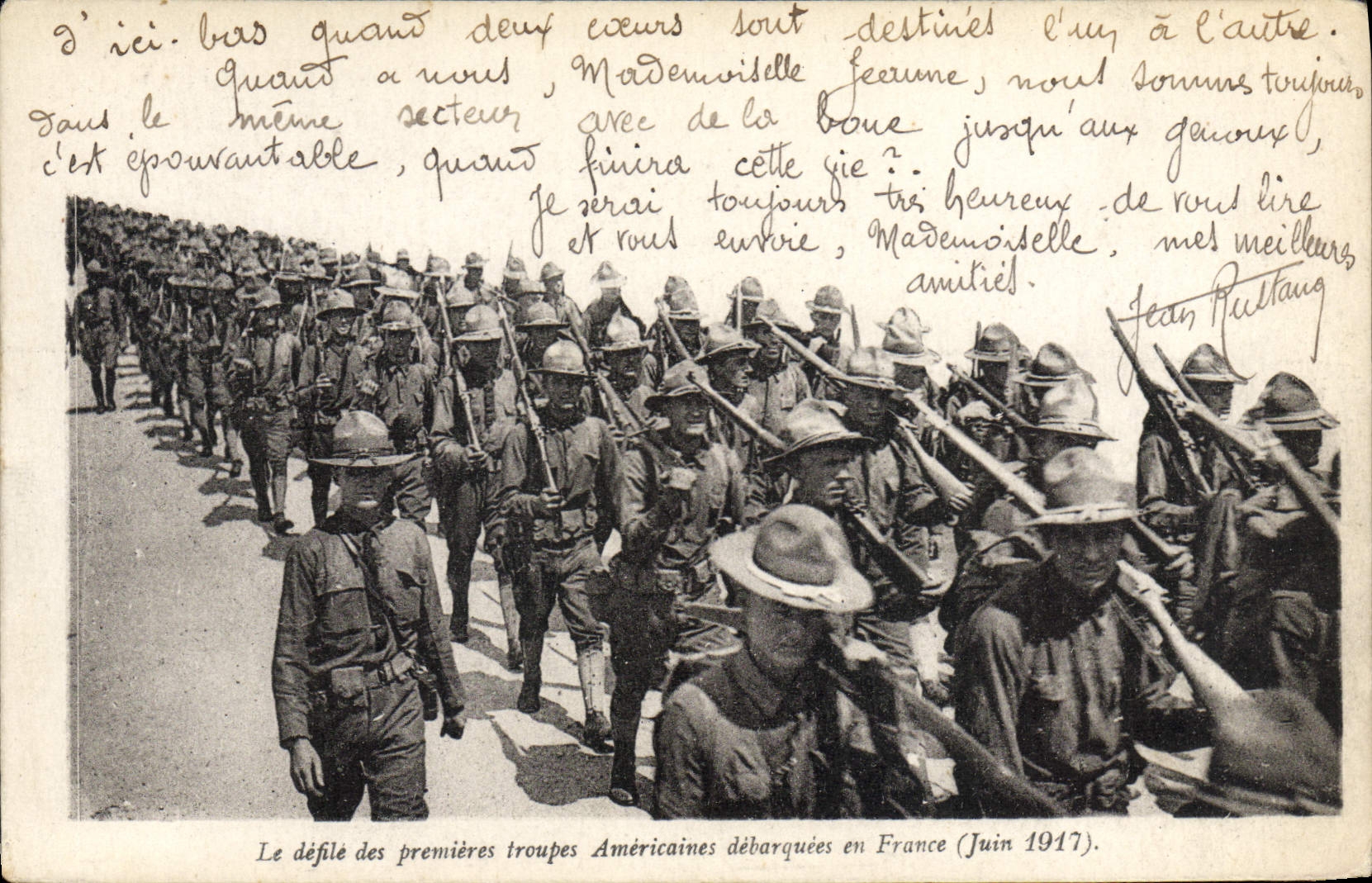 VINTAGE POSTCARD Militaria the procession of the first American troops debarquees in France June 1917