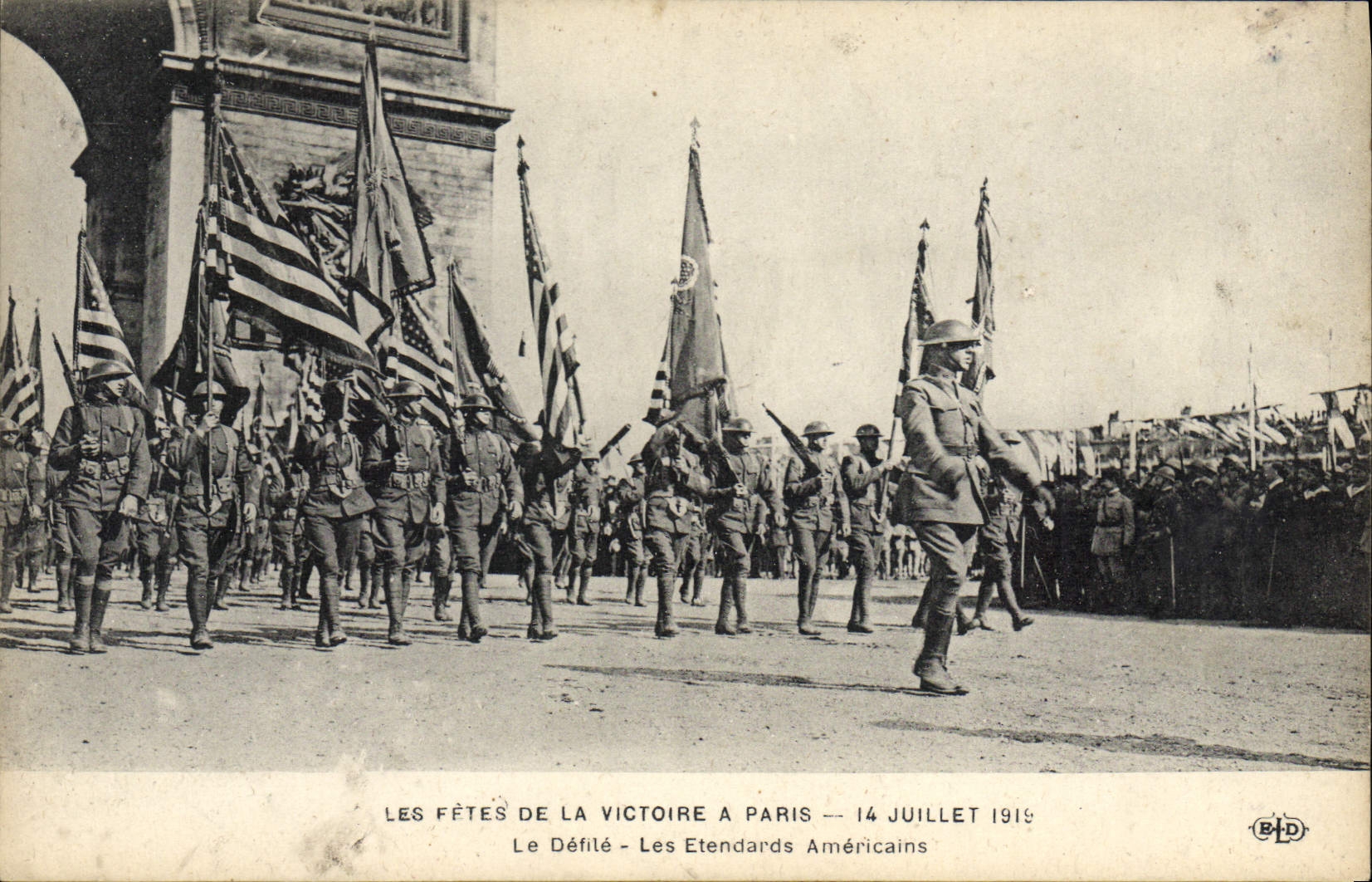 CPA Militaria Fetes de la Victoire 14 juillet 1919 Le defile Les etendards americaines