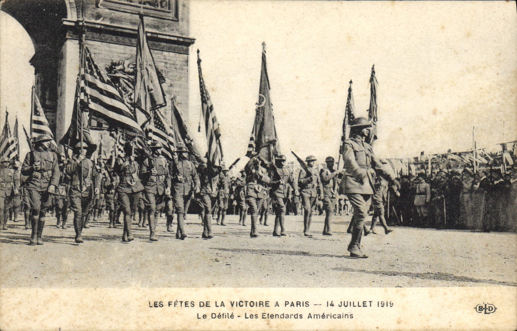 CPA Militaria Fetes de la Victoire 14 juillet 1919 Le defile Les etendards americaines