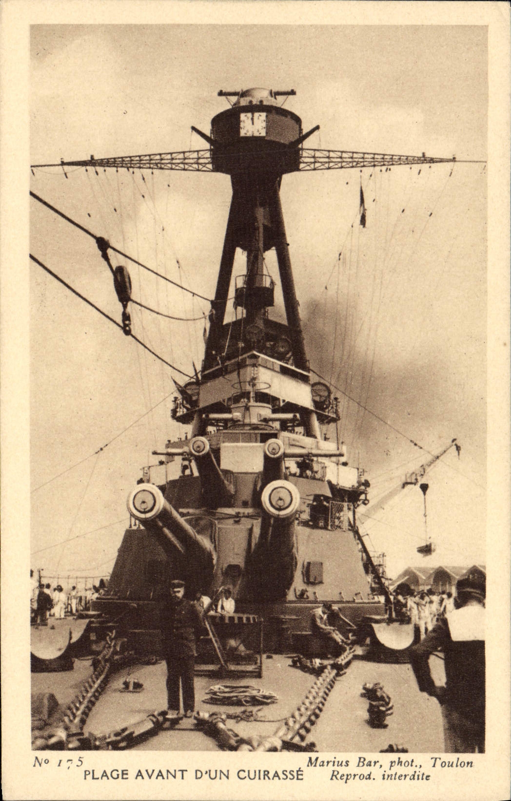 CPA Bateau Guerre Plage avant d'un cuirasse 