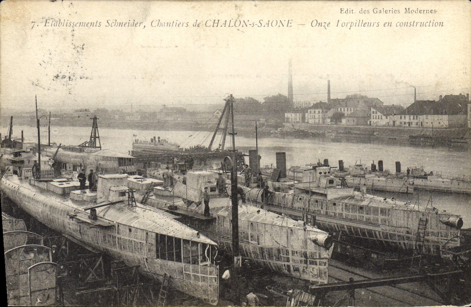 CPA Bateau Guerre Etablissements Schneider Chantiers de Chalon sur Saone Onze torpilleurs en construction