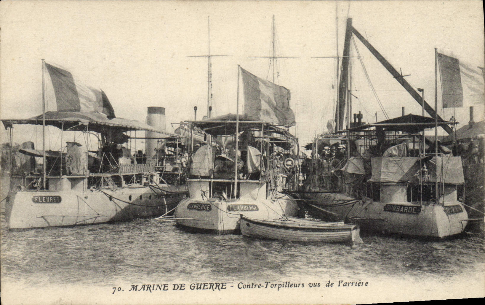 VINTAGE POSTCARD Boat War Against destroyers seen of the arrear