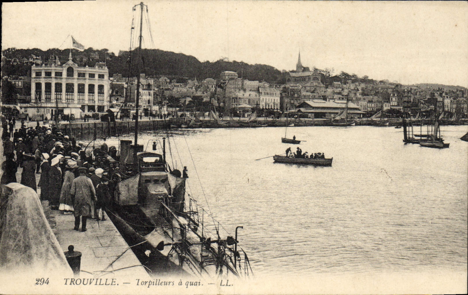 CPA Bateau Guerre Trouville Torpilleurs a quai