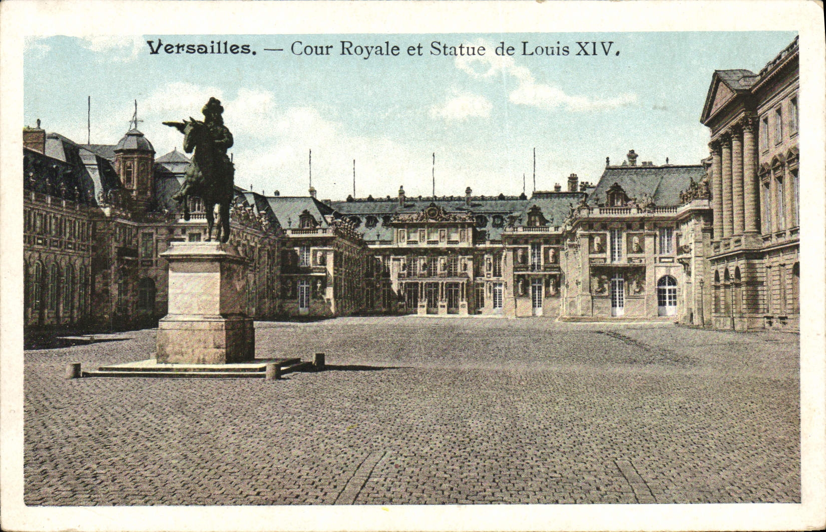 CPA Versailles Cour Royale et Statue de Louis XIV