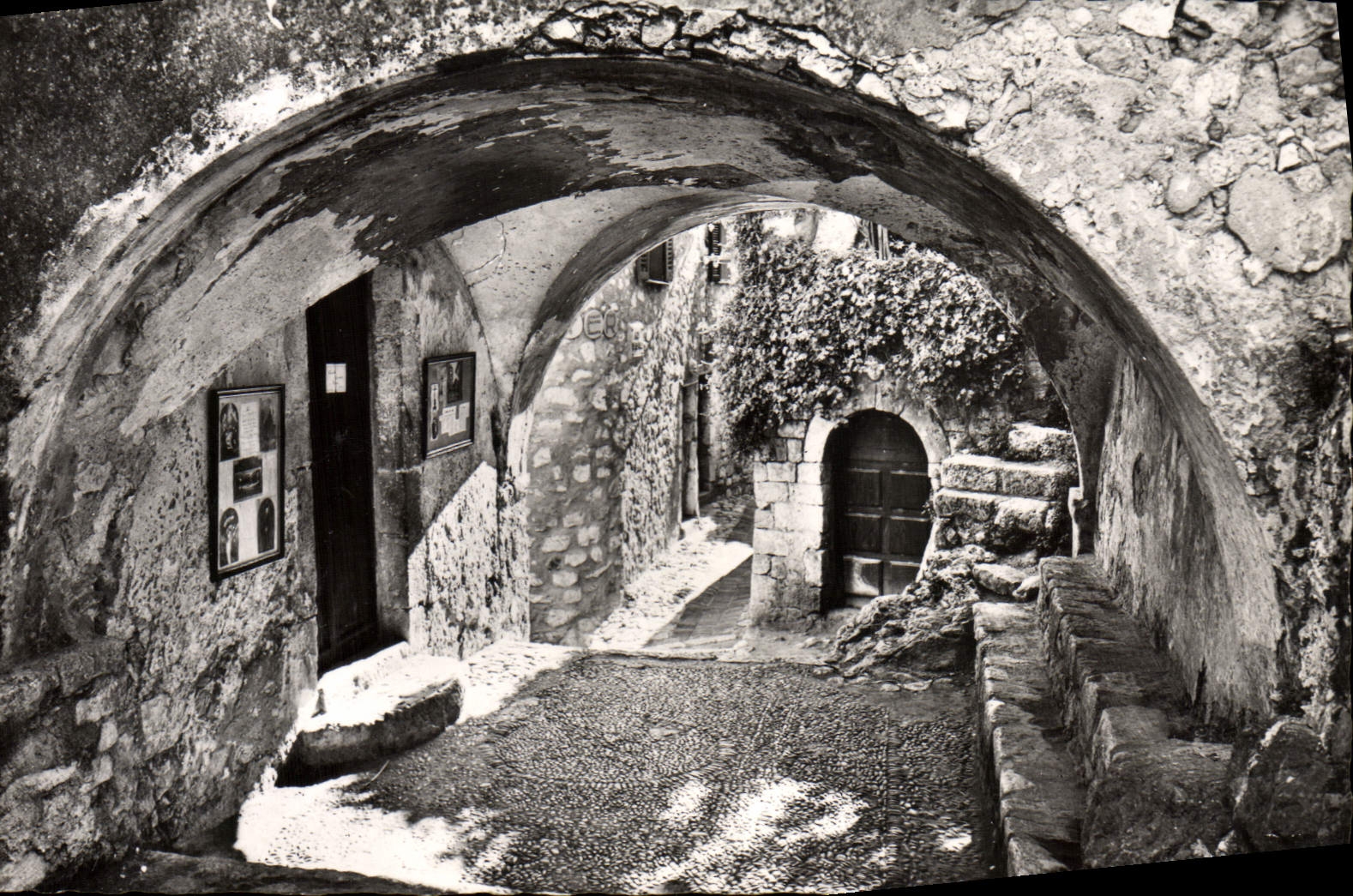 POSTAL MODERNA aldea de Eze la cámara acorazada vieja del blanco del Penitent