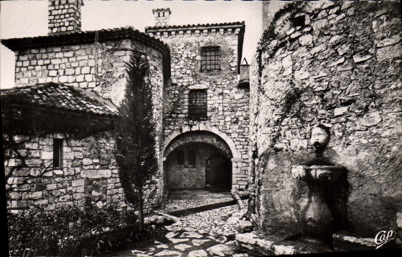 CPA Cote d'Azur Eze La fontaine et le chateau Barlow