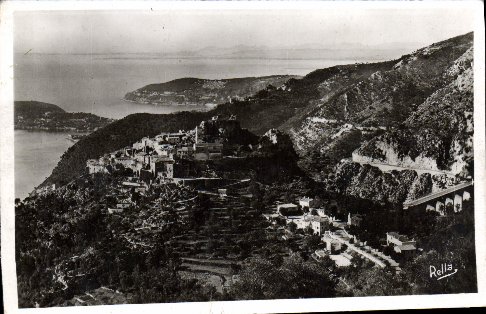 POSTAL Eze de la VENDIMIA y el camino de la cornisa media con lejos el d Antibes y Esterel del cabo