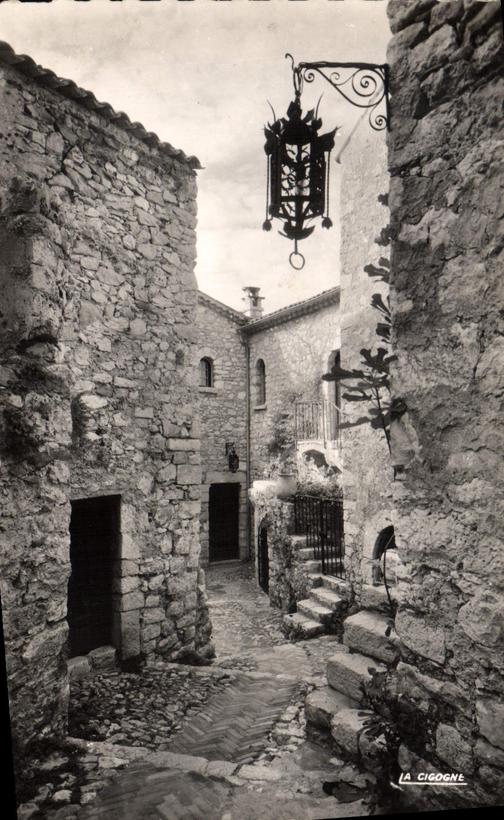 CPA Eze Le vieux village Le chateau du prince de Suede et la vieille lanterne