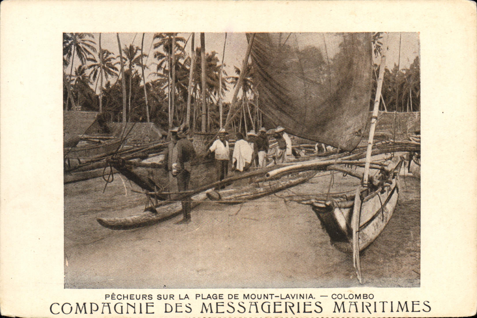 CPA Bateau Compagnie des Messageries Maritimes Pecheurs sur la plage de Mount Lavinia colombo Sri Lanka