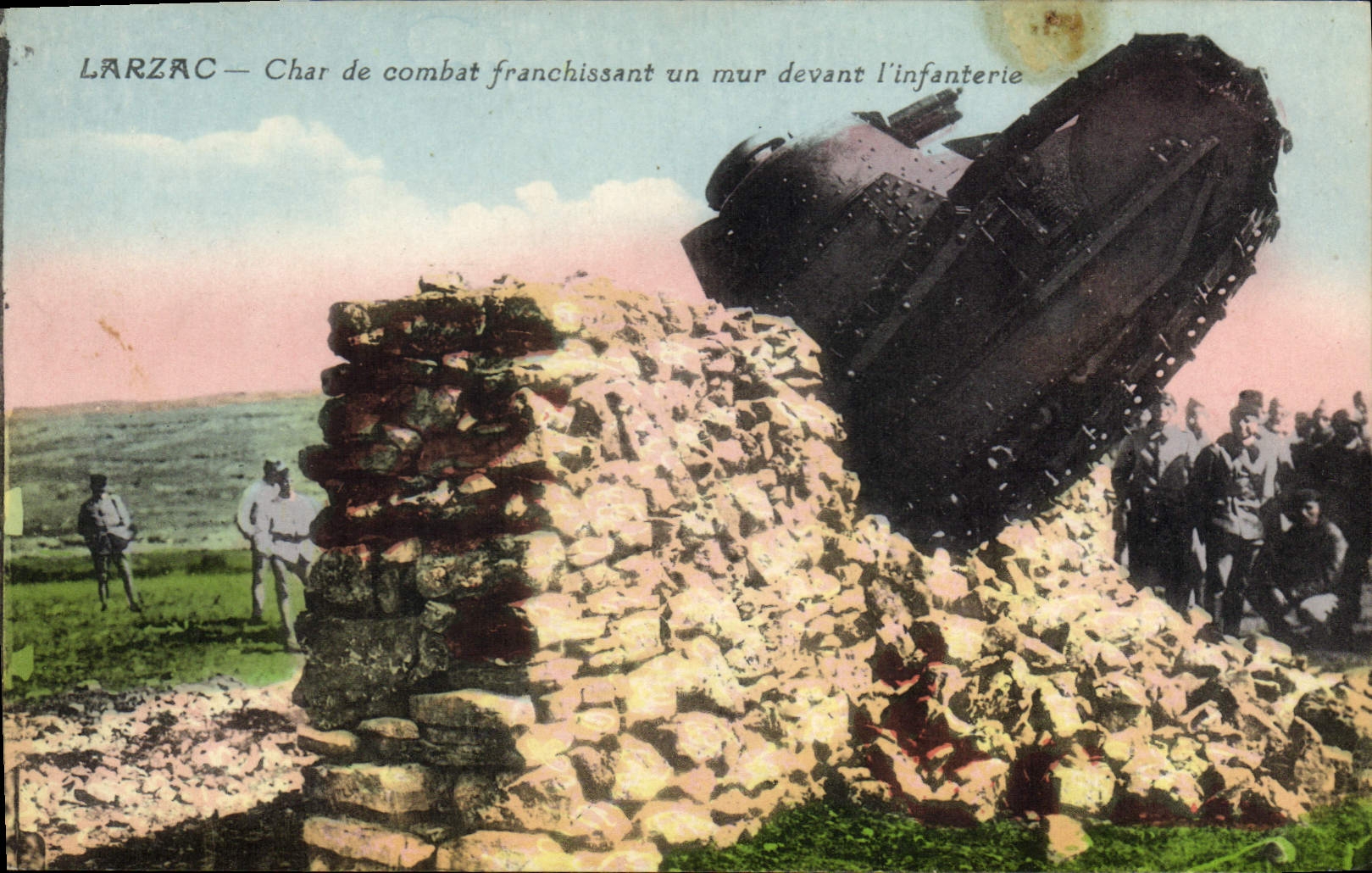 El tanque de Larzac del tanque de Militaria de la POSTAL de la VENDIMIA que cruza una pared delante de la infantería