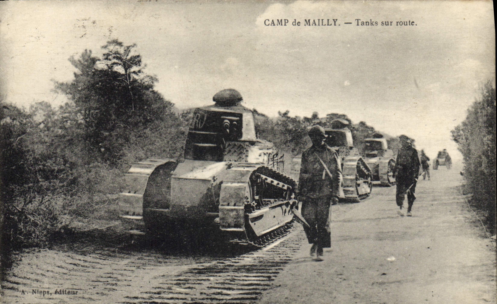 CPA Militaria Tank Camp de Mailly Tanks sur route